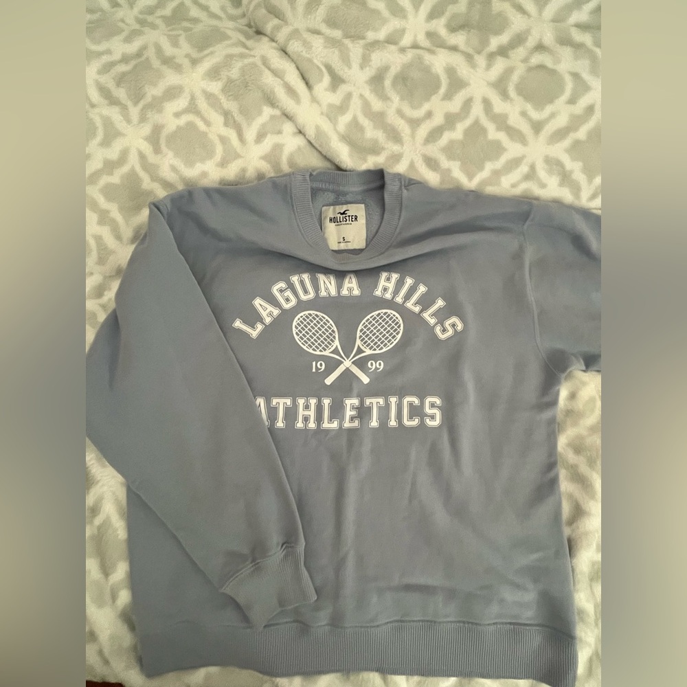 Hollister Graphic Long Sleeve Seeater Size S